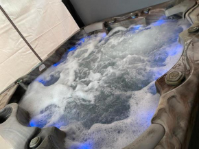 Travel Legend Stays 1 or 2 bedroom place with Hot Tub